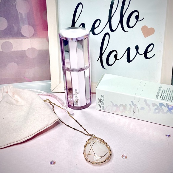 about-face Light Lock Highlight Fluid
Reflective Highlighting Liquid - Picture 1 of 6